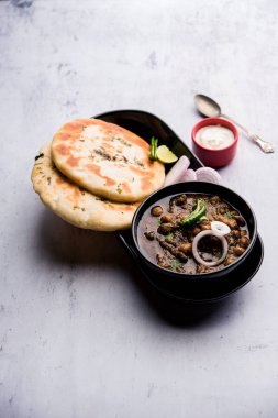 Pindi Chole Kulche ya da yol kenarındaki koley Kulcha, Hindistan ve Pakistan 'da popüler bir sokak yiyeceğidir. Hint Düz Ekmeğiyle servis edilen baharatlı nohut ya da chana köri. seçici odak