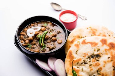 Pindi Chole Kulche ya da yol kenarındaki koley Kulcha, Hindistan ve Pakistan 'da popüler bir sokak yiyeceğidir. Hint Düz Ekmeğiyle servis edilen baharatlı nohut ya da chana köri. seçici odak
