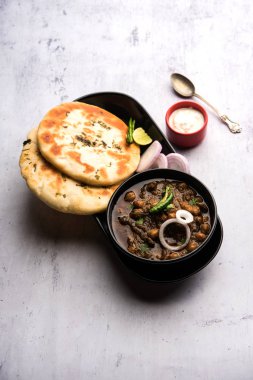 Pindi Chole Kulche ya da yol kenarındaki koley Kulcha, Hindistan ve Pakistan 'da popüler bir sokak yiyeceğidir. Hint Düz Ekmeğiyle servis edilen baharatlı nohut ya da chana köri. seçici odak