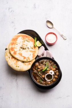 Pindi Chole Kulche ya da yol kenarındaki koley Kulcha, Hindistan ve Pakistan 'da popüler bir sokak yiyeceğidir. Hint Düz Ekmeğiyle servis edilen baharatlı nohut ya da chana köri. seçici odak