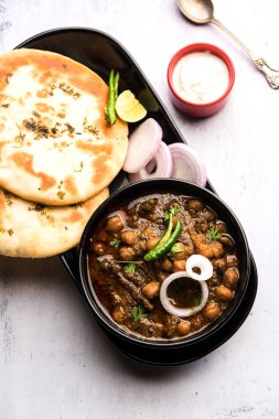 Pindi Chole Kulche ya da yol kenarındaki koley Kulcha, Hindistan ve Pakistan 'da popüler bir sokak yiyeceğidir. Hint Düz Ekmeğiyle servis edilen baharatlı nohut ya da chana köri. seçici odak