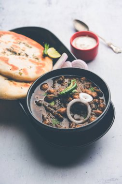 Pindi Chole Kulche ya da yol kenarındaki koley Kulcha, Hindistan ve Pakistan 'da popüler bir sokak yiyeceğidir. Hint Düz Ekmeğiyle servis edilen baharatlı nohut ya da chana köri. seçici odak