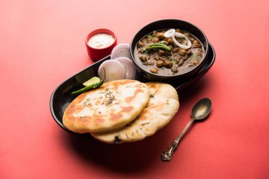 Pindi Chole Kulche ya da yol kenarındaki koley Kulcha, Hindistan ve Pakistan 'da popüler bir sokak yiyeceğidir. Hint Düz Ekmeğiyle servis edilen baharatlı nohut ya da chana köri. seçici odak