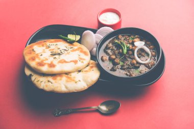 Pindi Chole Kulche ya da yol kenarındaki koley Kulcha, Hindistan ve Pakistan 'da popüler bir sokak yiyeceğidir. Hint Düz Ekmeğiyle servis edilen baharatlı nohut ya da chana köri. seçici odak