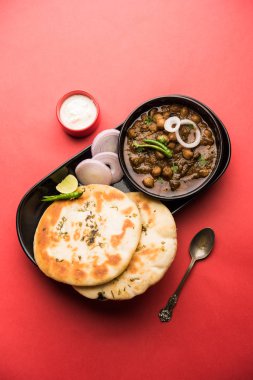 Pindi Chole Kulche ya da yol kenarındaki koley Kulcha, Hindistan ve Pakistan 'da popüler bir sokak yiyeceğidir. Hint Düz Ekmeğiyle servis edilen baharatlı nohut ya da chana köri. seçici odak
