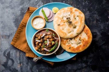 Pindi Chole Kulche ya da yol kenarındaki koley Kulcha, Hindistan ve Pakistan 'da popüler bir sokak yiyeceğidir. Hint Düz Ekmeğiyle servis edilen baharatlı nohut ya da chana köri. seçici odak