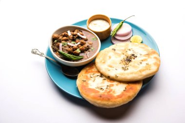 Pindi Chole Kulche ya da yol kenarındaki koley Kulcha, Hindistan ve Pakistan 'da popüler bir sokak yiyeceğidir. Hint Düz Ekmeğiyle servis edilen baharatlı nohut ya da chana köri. seçici odak