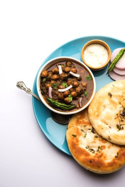 Pindi Chole Kulche ya da yol kenarındaki koley Kulcha, Hindistan ve Pakistan 'da popüler bir sokak yiyeceğidir. Hint Düz Ekmeğiyle servis edilen baharatlı nohut ya da chana köri. seçici odak