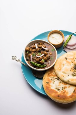 Pindi Chole Kulche ya da yol kenarındaki koley Kulcha, Hindistan ve Pakistan 'da popüler bir sokak yiyeceğidir. Hint Düz Ekmeğiyle servis edilen baharatlı nohut ya da chana köri. seçici odak