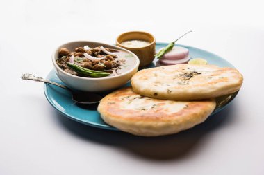 Pindi Chole Kulche ya da yol kenarındaki koley Kulcha, Hindistan ve Pakistan 'da popüler bir sokak yiyeceğidir. Hint Düz Ekmeğiyle servis edilen baharatlı nohut ya da chana köri. seçici odak