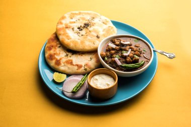 Pindi Chole Kulche ya da yol kenarındaki koley Kulcha, Hindistan ve Pakistan 'da popüler bir sokak yiyeceğidir. Hint Düz Ekmeğiyle servis edilen baharatlı nohut ya da chana köri. seçici odak