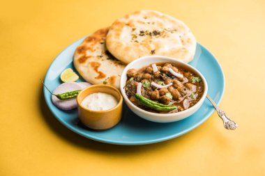 Pindi Chole Kulche ya da yol kenarındaki koley Kulcha, Hindistan ve Pakistan 'da popüler bir sokak yiyeceğidir. Hint Düz Ekmeğiyle servis edilen baharatlı nohut ya da chana köri. seçici odak