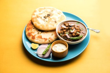 Pindi Chole Kulche ya da yol kenarındaki koley Kulcha, Hindistan ve Pakistan 'da popüler bir sokak yiyeceğidir. Hint Düz Ekmeğiyle servis edilen baharatlı nohut ya da chana köri. seçici odak