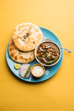 Pindi Chole Kulche ya da yol kenarındaki koley Kulcha, Hindistan ve Pakistan 'da popüler bir sokak yiyeceğidir. Hint Düz Ekmeğiyle servis edilen baharatlı nohut ya da chana köri. seçici odak