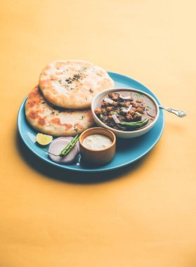Pindi Chole Kulche ya da yol kenarındaki koley Kulcha, Hindistan ve Pakistan 'da popüler bir sokak yiyeceğidir. Hint Düz Ekmeğiyle servis edilen baharatlı nohut ya da chana köri. seçici odak