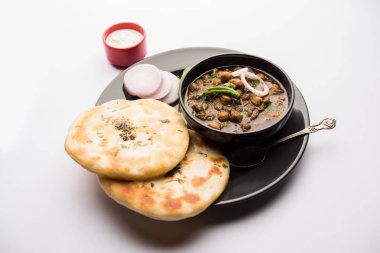 Pindi Chole Kulche ya da yol kenarındaki koley Kulcha, Hindistan ve Pakistan 'da popüler bir sokak yiyeceğidir. Hint Düz Ekmeğiyle servis edilen baharatlı nohut ya da chana köri. seçici odak