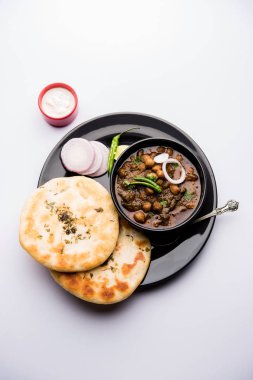 Pindi Chole Kulche ya da yol kenarındaki koley Kulcha, Hindistan ve Pakistan 'da popüler bir sokak yiyeceğidir. Hint Düz Ekmeğiyle servis edilen baharatlı nohut ya da chana köri. seçici odak