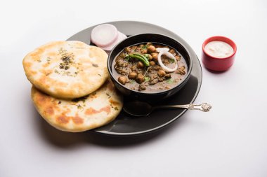 Pindi Chole Kulche ya da yol kenarındaki koley Kulcha, Hindistan ve Pakistan 'da popüler bir sokak yiyeceğidir. Hint Düz Ekmeğiyle servis edilen baharatlı nohut ya da chana köri. seçici odak