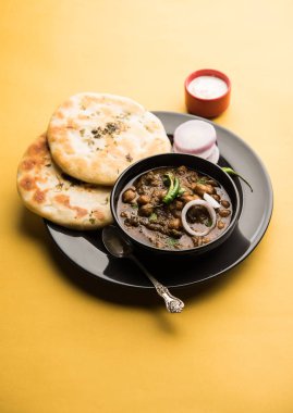 Pindi Chole Kulche ya da yol kenarındaki koley Kulcha, Hindistan ve Pakistan 'da popüler bir sokak yiyeceğidir. Hint Düz Ekmeğiyle servis edilen baharatlı nohut ya da chana köri. seçici odak