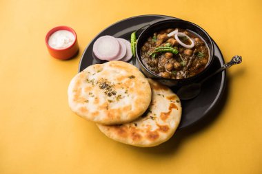 Pindi Chole Kulche ya da yol kenarındaki koley Kulcha, Hindistan ve Pakistan 'da popüler bir sokak yiyeceğidir. Hint Düz Ekmeğiyle servis edilen baharatlı nohut ya da chana köri. seçici odak