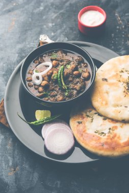 Pindi Chole Kulche ya da yol kenarındaki koley Kulcha, Hindistan ve Pakistan 'da popüler bir sokak yiyeceğidir. Hint Düz Ekmeğiyle servis edilen baharatlı nohut ya da chana köri. seçici odak