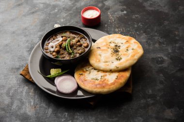 Pindi Chole Kulche ya da yol kenarındaki koley Kulcha, Hindistan ve Pakistan 'da popüler bir sokak yiyeceğidir. Hint Düz Ekmeğiyle servis edilen baharatlı nohut ya da chana köri. seçici odak