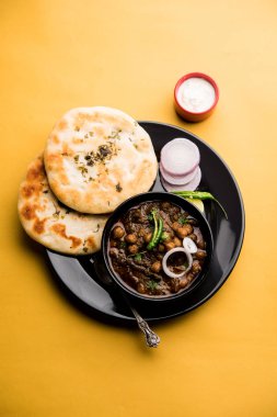 Pindi Chole Kulche ya da yol kenarındaki koley Kulcha, Hindistan ve Pakistan 'da popüler bir sokak yiyeceğidir. Hint Düz Ekmeğiyle servis edilen baharatlı nohut ya da chana köri. seçici odak
