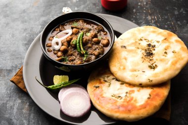 Pindi Chole Kulche ya da yol kenarındaki koley Kulcha, Hindistan ve Pakistan 'da popüler bir sokak yiyeceğidir. Hint Düz Ekmeğiyle servis edilen baharatlı nohut ya da chana köri. seçici odak