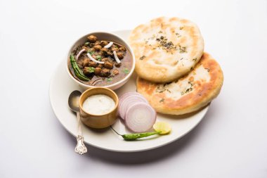 Pindi Chole Kulche ya da yol kenarındaki koley Kulcha, Hindistan ve Pakistan 'da popüler bir sokak yiyeceğidir. Hint Düz Ekmeğiyle servis edilen baharatlı nohut ya da chana köri. seçici odak