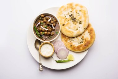Pindi Chole Kulche ya da yol kenarındaki koley Kulcha, Hindistan ve Pakistan 'da popüler bir sokak yiyeceğidir. Hint Düz Ekmeğiyle servis edilen baharatlı nohut ya da chana köri. seçici odak
