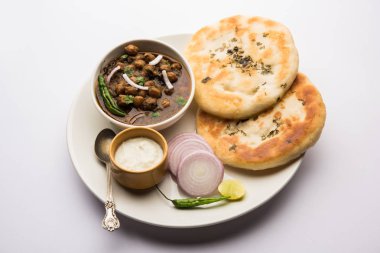 Pindi Chole Kulche ya da yol kenarındaki koley Kulcha, Hindistan ve Pakistan 'da popüler bir sokak yiyeceğidir. Hint Düz Ekmeğiyle servis edilen baharatlı nohut ya da chana köri. seçici odak