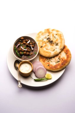 Pindi Chole Kulche ya da yol kenarındaki koley Kulcha, Hindistan ve Pakistan 'da popüler bir sokak yiyeceğidir. Hint Düz Ekmeğiyle servis edilen baharatlı nohut ya da chana köri. seçici odak
