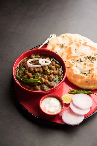 Pindi Chole Kulche ya da yol kenarındaki koley Kulcha, Hindistan ve Pakistan 'da popüler bir sokak yiyeceğidir. Hint Düz Ekmeğiyle servis edilen baharatlı nohut ya da chana köri. seçici odak