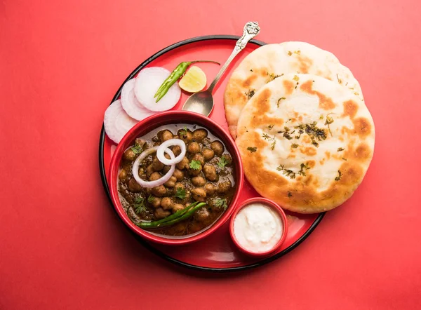 Pindi Chole Kulche ya da yol kenarındaki koley Kulcha, Hindistan ve Pakistan 'da popüler bir sokak yiyeceğidir. Hint Düz Ekmeğiyle servis edilen baharatlı nohut ya da chana köri. seçici odak
