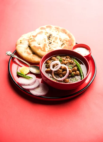 Pindi Chole Kulche ya da yol kenarındaki koley Kulcha, Hindistan ve Pakistan 'da popüler bir sokak yiyeceğidir. Hint Düz Ekmeğiyle servis edilen baharatlı nohut ya da chana köri. seçici odak