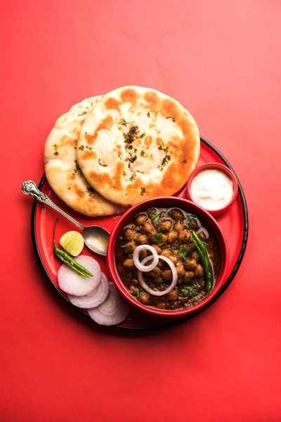 Pindi Chole Kulche ya da yol kenarındaki koley Kulcha, Hindistan ve Pakistan 'da popüler bir sokak yiyeceğidir. Hint Düz Ekmeğiyle servis edilen baharatlı nohut ya da chana köri. seçici odak