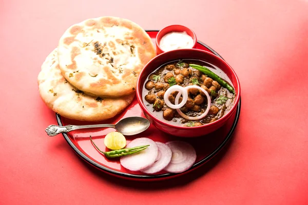 Pindi Chole Kulche ya da yol kenarındaki koley Kulcha, Hindistan ve Pakistan 'da popüler bir sokak yiyeceğidir. Hint Düz Ekmeğiyle servis edilen baharatlı nohut ya da chana köri. seçici odak