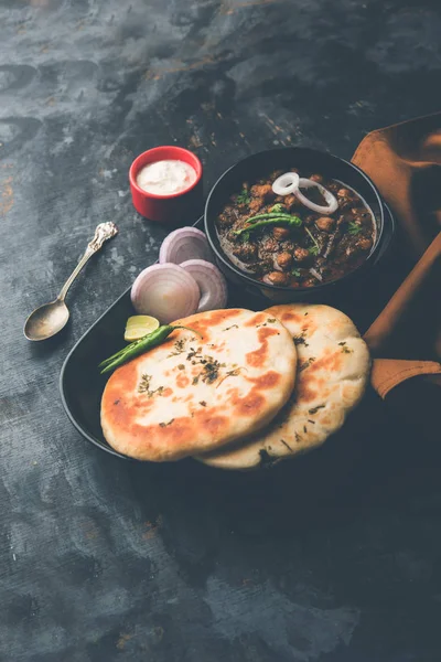 Pindi Chole Kulche ya da yol kenarındaki koley Kulcha, Hindistan ve Pakistan 'da popüler bir sokak yiyeceğidir. Hint Düz Ekmeğiyle servis edilen baharatlı nohut ya da chana köri. seçici odak