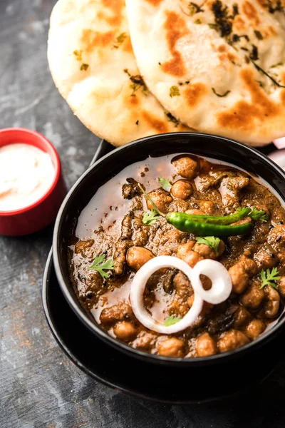 Pindi Chole Kulche ya da yol kenarındaki koley Kulcha, Hindistan ve Pakistan 'da popüler bir sokak yiyeceğidir. Hint Düz Ekmeğiyle servis edilen baharatlı nohut ya da chana köri. seçici odak