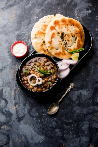 Pindi Chole Kulche ya da yol kenarındaki koley Kulcha, Hindistan ve Pakistan 'da popüler bir sokak yiyeceğidir. Hint Düz Ekmeğiyle servis edilen baharatlı nohut ya da chana köri. seçici odak