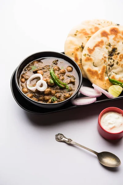 Pindi Chole Kulche ya da yol kenarındaki koley Kulcha, Hindistan ve Pakistan 'da popüler bir sokak yiyeceğidir. Hint Düz Ekmeğiyle servis edilen baharatlı nohut ya da chana köri. seçici odak