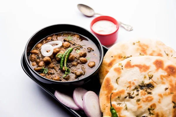 Pindi Chole Kulche ya da yol kenarındaki koley Kulcha, Hindistan ve Pakistan 'da popüler bir sokak yiyeceğidir. Hint Düz Ekmeğiyle servis edilen baharatlı nohut ya da chana köri. seçici odak
