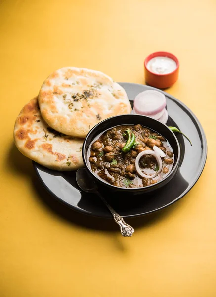 Pindi Chole Kulche ya da yol kenarındaki koley Kulcha, Hindistan ve Pakistan 'da popüler bir sokak yiyeceğidir. Hint Düz Ekmeğiyle servis edilen baharatlı nohut ya da chana köri. seçici odak