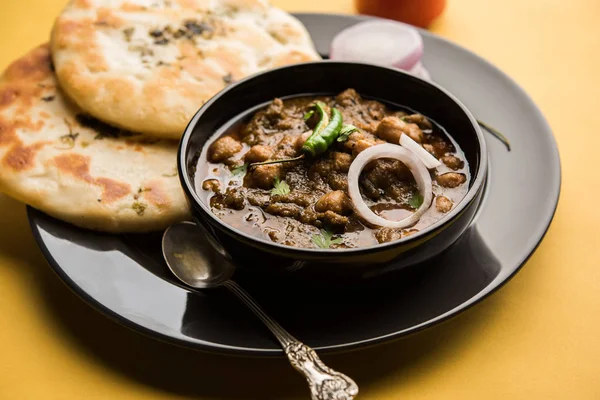 Pindi Chole Kulche ya da yol kenarındaki koley Kulcha, Hindistan ve Pakistan 'da popüler bir sokak yiyeceğidir. Hint Düz Ekmeğiyle servis edilen baharatlı nohut ya da chana köri. seçici odak