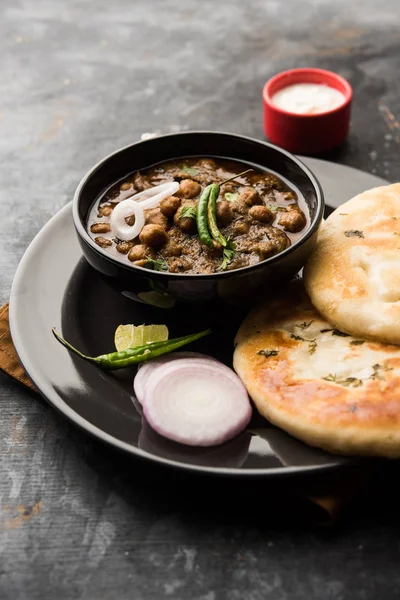 ピンディ チョレ クルチェ Pindi Chole Kulche インドやパキスタンで人気の路上料理である それはインドのフラットブレッドで提供されるスパイシーなひよこ豆やチャナカレーです 選択的焦点 — ストック写真