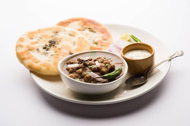 Pindi Chole Kulche ya da yol kenarındaki koley Kulcha, Hindistan ve Pakistan 'da popüler bir sokak yiyeceğidir. Hint Düz Ekmeğiyle servis edilen baharatlı nohut ya da chana köri. seçici odak