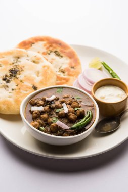 Pindi Chole Kulche ya da yol kenarındaki koley Kulcha, Hindistan ve Pakistan 'da popüler bir sokak yiyeceğidir. Hint Düz Ekmeğiyle servis edilen baharatlı nohut ya da chana köri. seçici odak