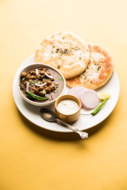 Pindi Chole Kulche ya da yol kenarındaki koley Kulcha, Hindistan ve Pakistan 'da popüler bir sokak yiyeceğidir. Hint Düz Ekmeğiyle servis edilen baharatlı nohut ya da chana köri. seçici odak