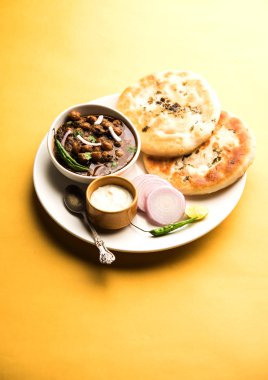 Pindi Chole Kulche ya da yol kenarındaki koley Kulcha, Hindistan ve Pakistan 'da popüler bir sokak yiyeceğidir. Hint Düz Ekmeğiyle servis edilen baharatlı nohut ya da chana köri. seçici odak