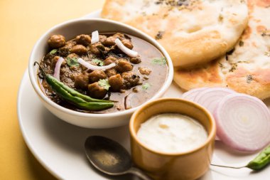 Pindi Chole Kulche ya da yol kenarındaki koley Kulcha, Hindistan ve Pakistan 'da popüler bir sokak yiyeceğidir. Hint Düz Ekmeğiyle servis edilen baharatlı nohut ya da chana köri. seçici odak